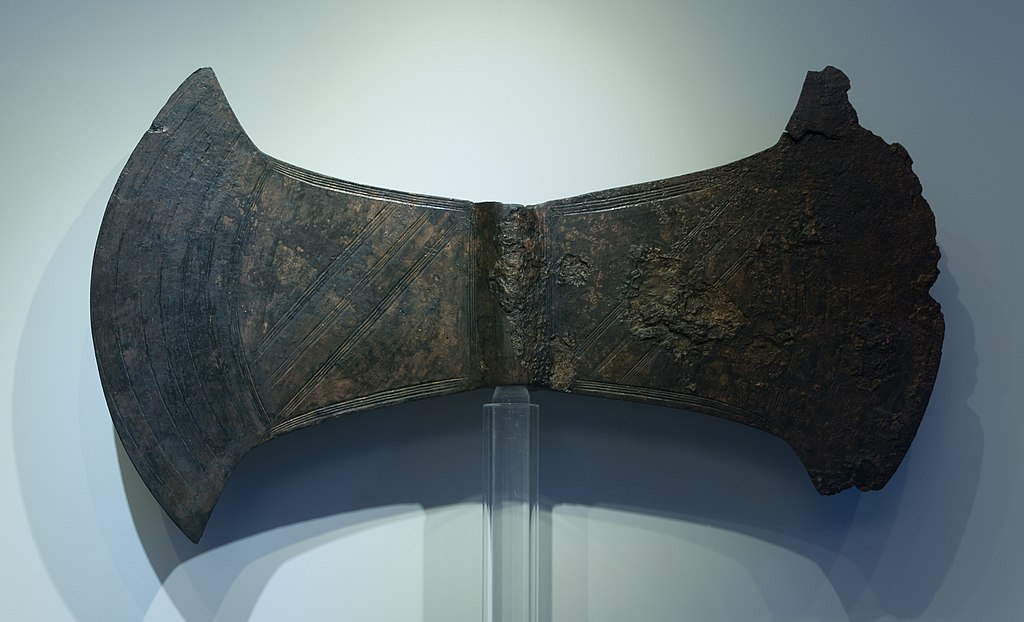 Bronze votive double axe from the cave of Archalokori, Crete. Photo from Wikimedia Commons: Jebulon