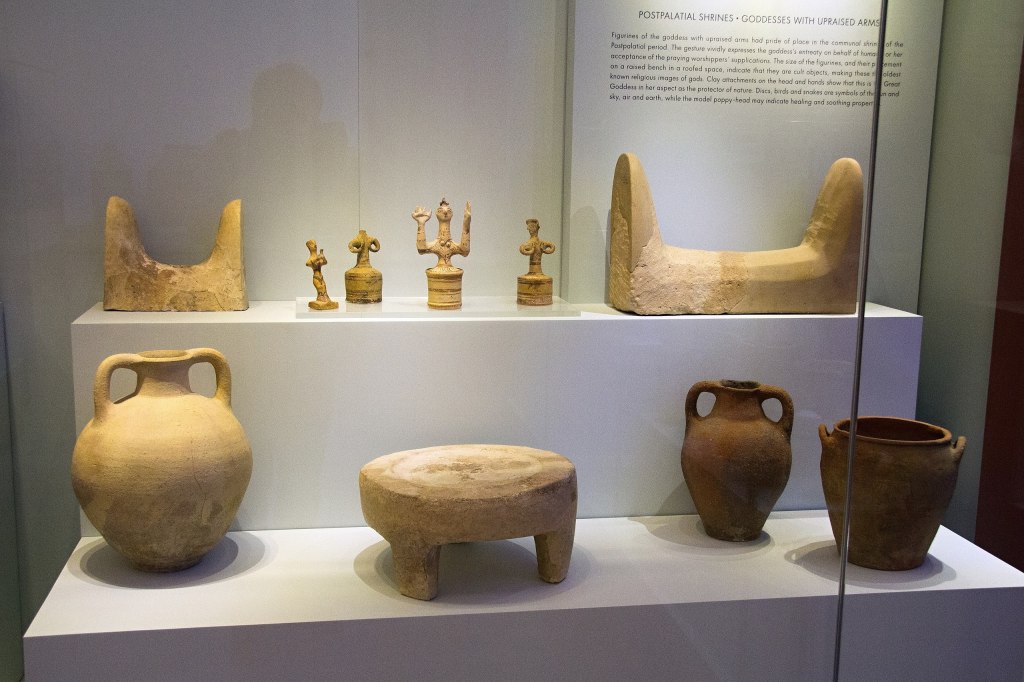 Findings from post-palatial shrines on Crete. Horns of Consecration are on the upper left and right. Displayed at the Archaeological Museum of Heraklion.