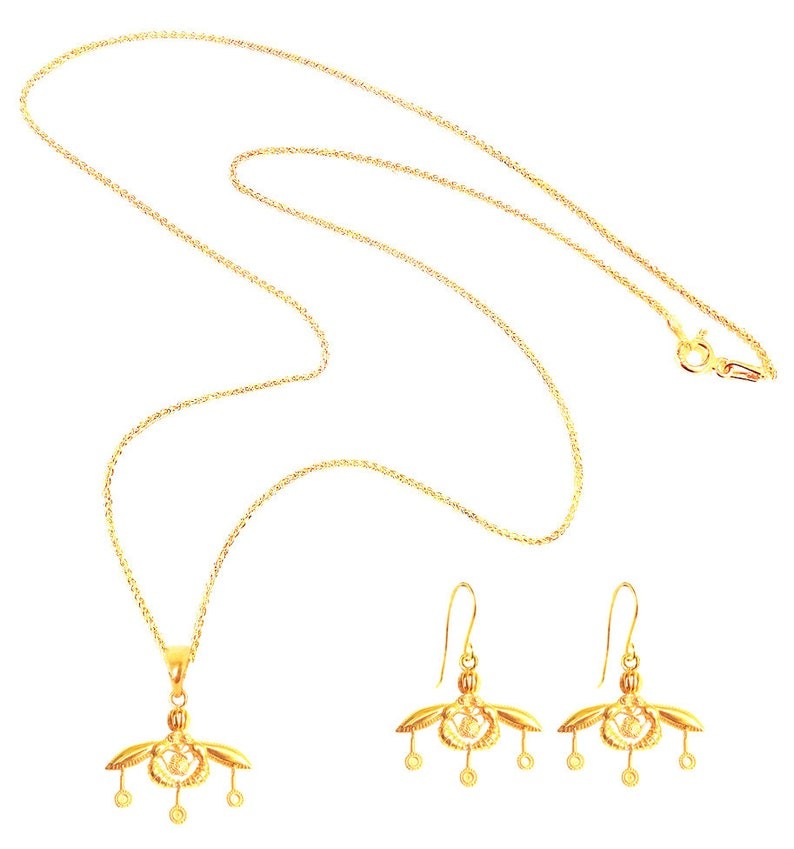a golden Malia Bee Pendant replica with earrings